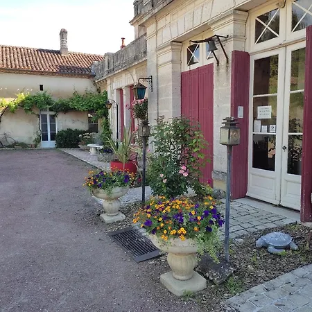 Vakantiehuis Domaine De Champ Rose + Piscine Chauffee, Couverte Saint-Laurent-de-Belzagot